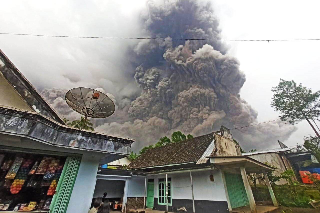 Indonesia integra el llamado "Anillo de Fuego" del Pacífico, con 130 volcanes activos, y es frecuente que experimente alta actividad sísmica.
