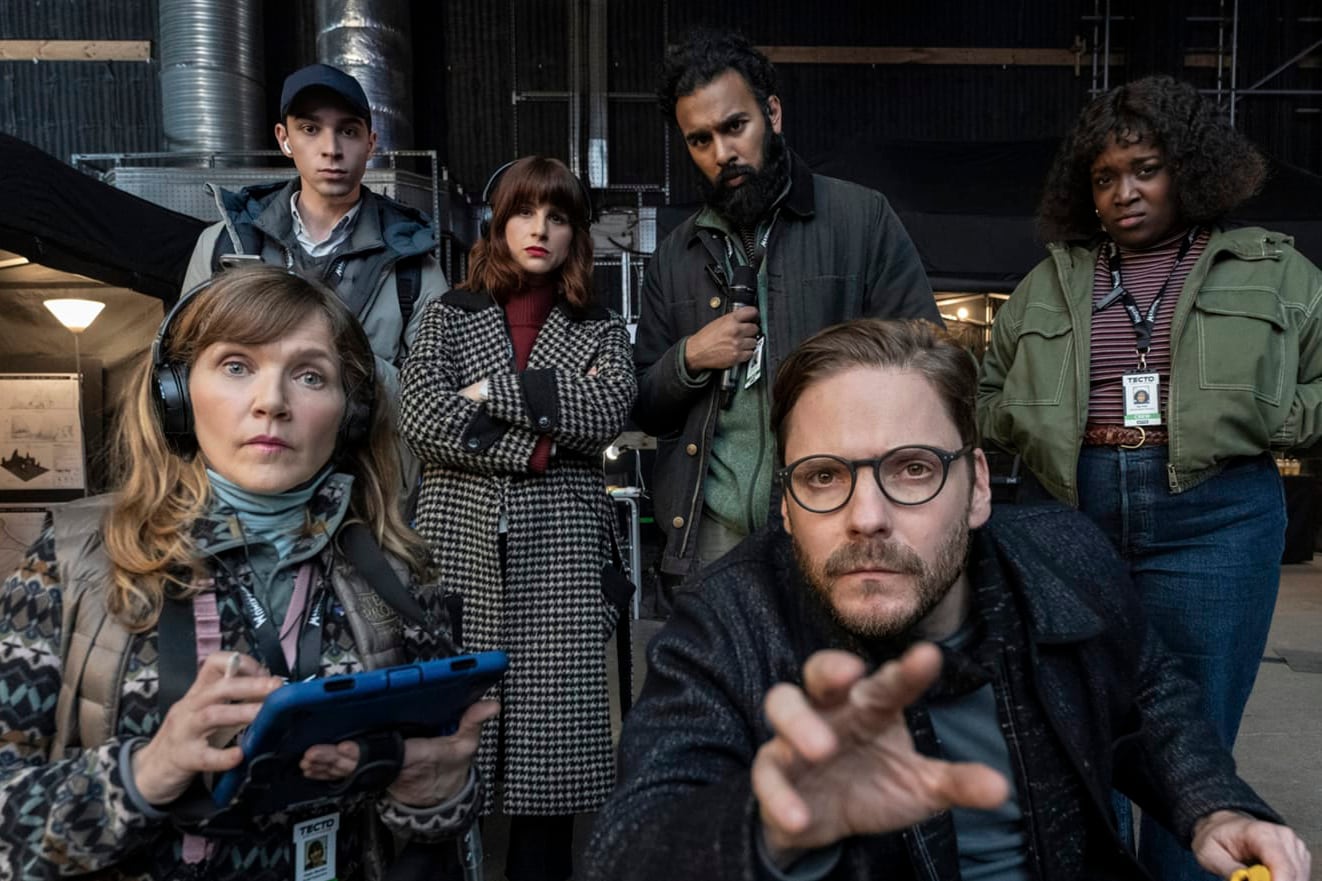 La cámara sigue el rodaje de una película basada en un comic.