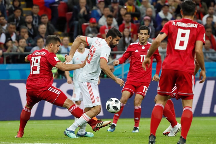 Diego Costa trata de eludir la marca iraní.