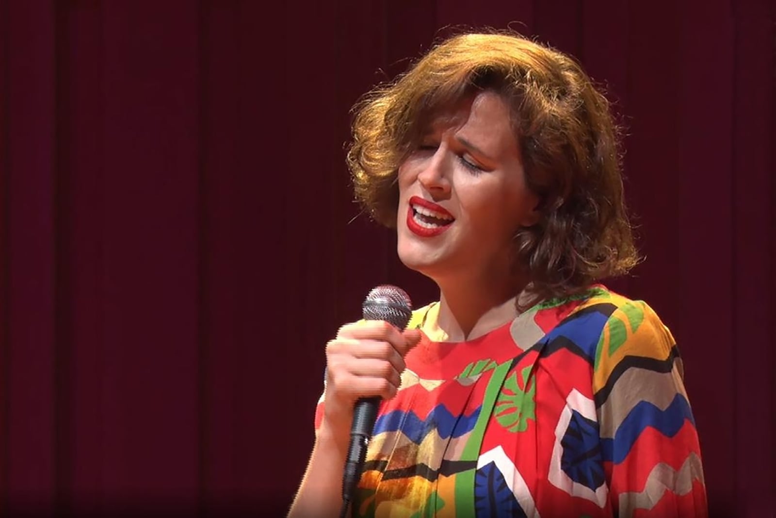 Julia Sanjurjo, una de las voces más valiosas del circuito local, relanza piezas de lo que conocemos como el Songbook americano.