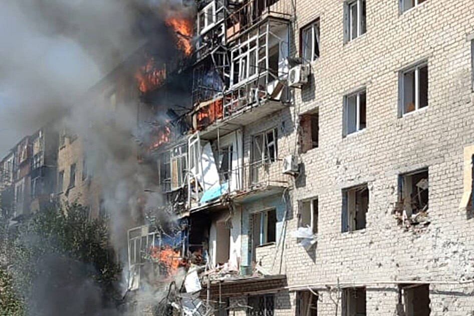 Edificio residencial bombardeado por fuerzas rusas en Donetsk.