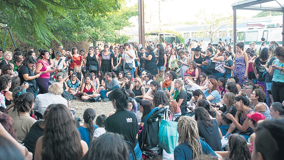Una de las asambleas preparatorias del Paro que se realizaron en la Mutual Sentimiento, donde se reunieron más de 1.500 personas cada viernes previo al 8M.