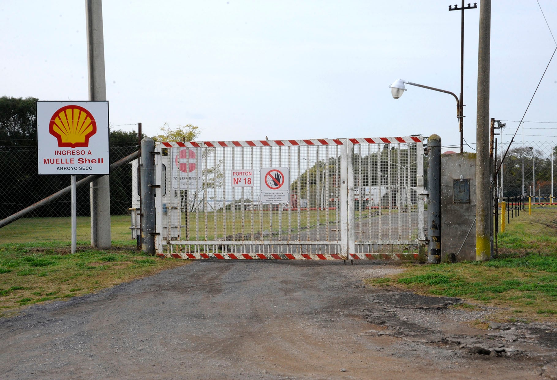 El puerto está sobre la margen derecha del Río Paraná, a la altura del kilometro 394,500.