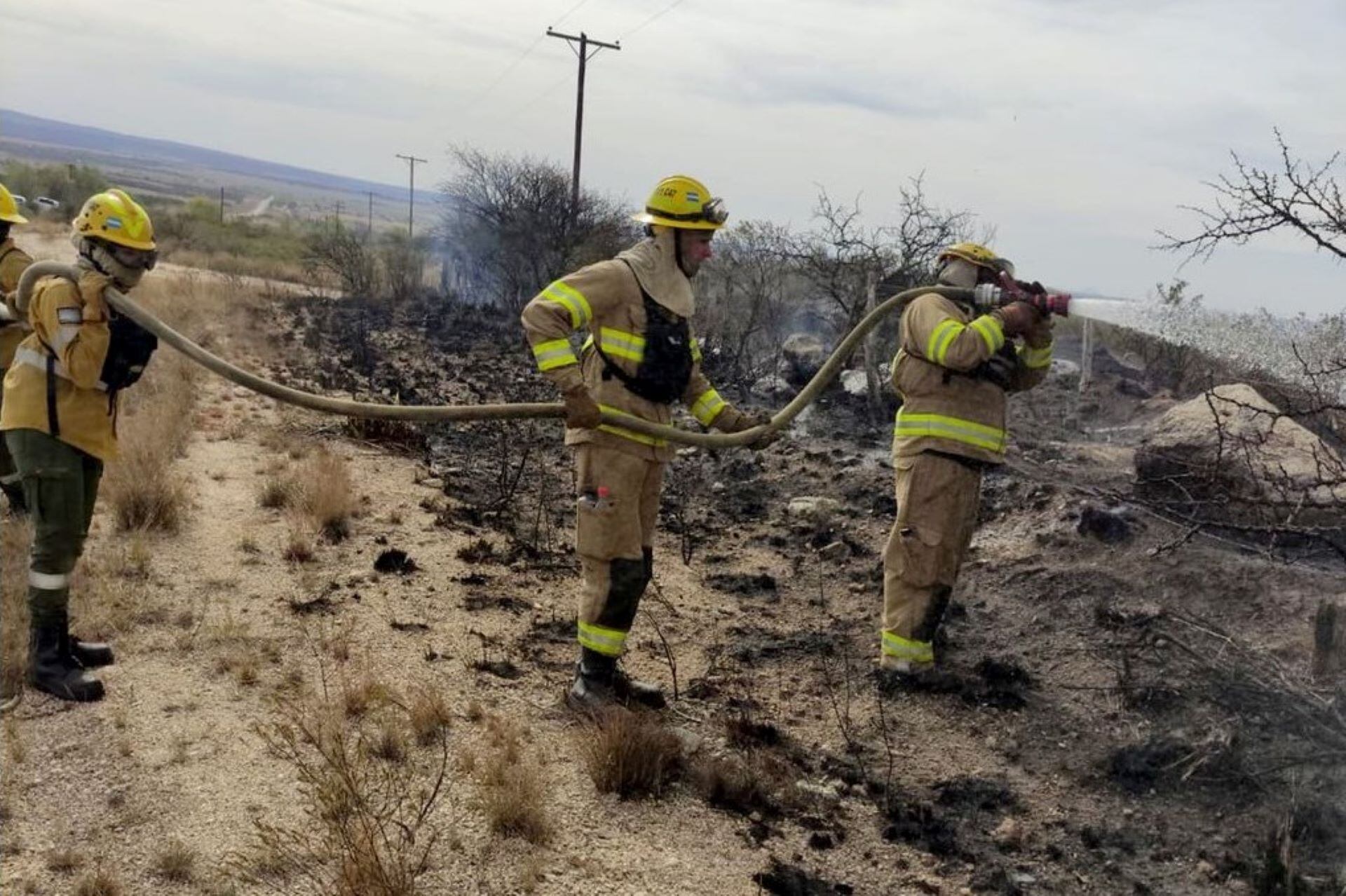 Los focos de incendio en Córdoba se complican por la acción del viento. LAs autoridades nod escartan la evacuación de pobladores. (Foto: gentileza)