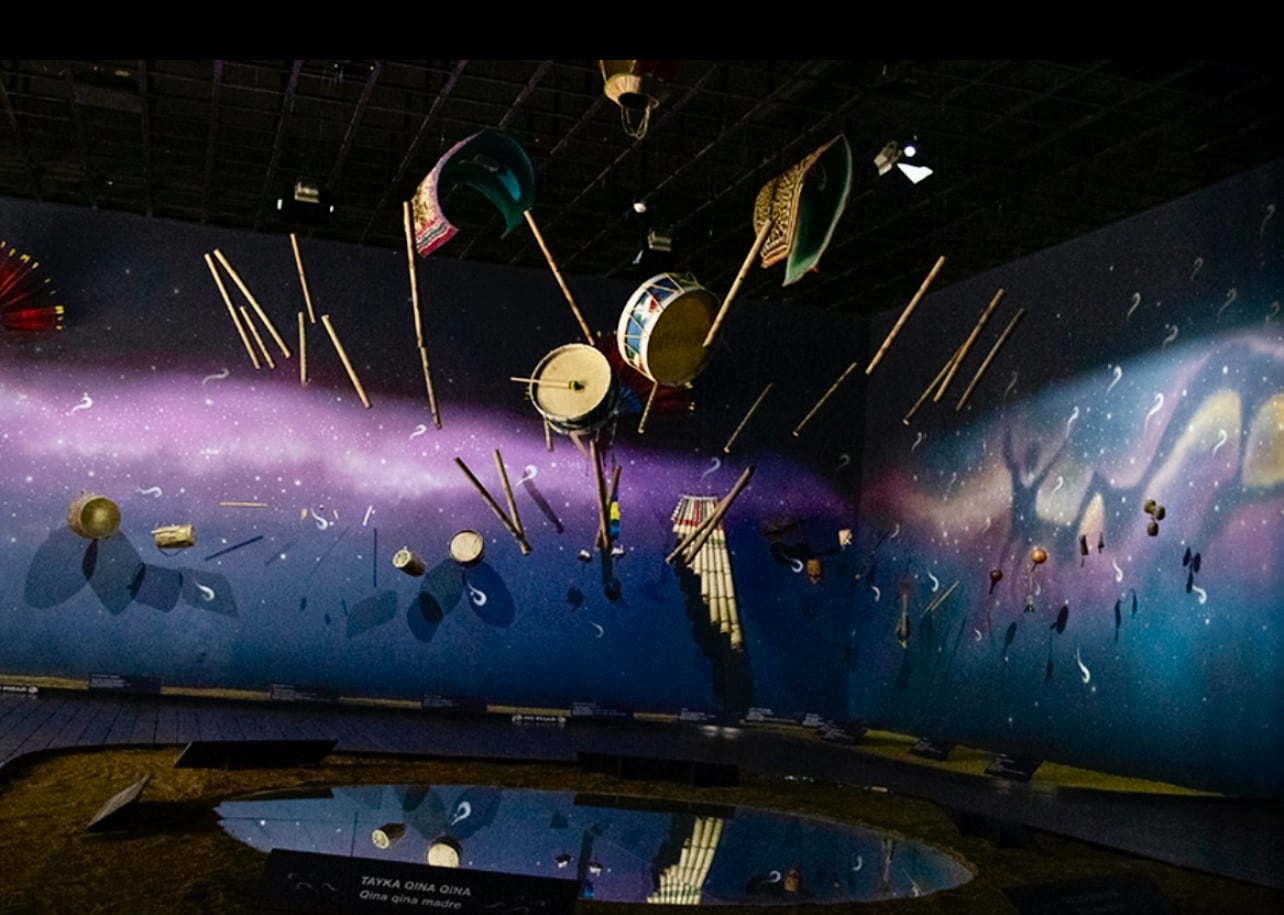 Vista parcial de una muestra permanente del MUSEF: "Sonoridades vivas y espacios musicales". Abajo: otra de las muestras permanentes del MUSEF, sobre arte plumario.