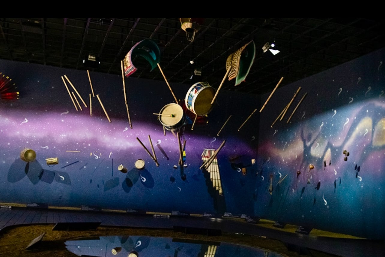 Vista parcial de una muestra permanente del MUSEF: "Sonoridades vivas y espacios musicales". Abajo: otra de las muestras permanentes del MUSEF, sobre arte plumario.