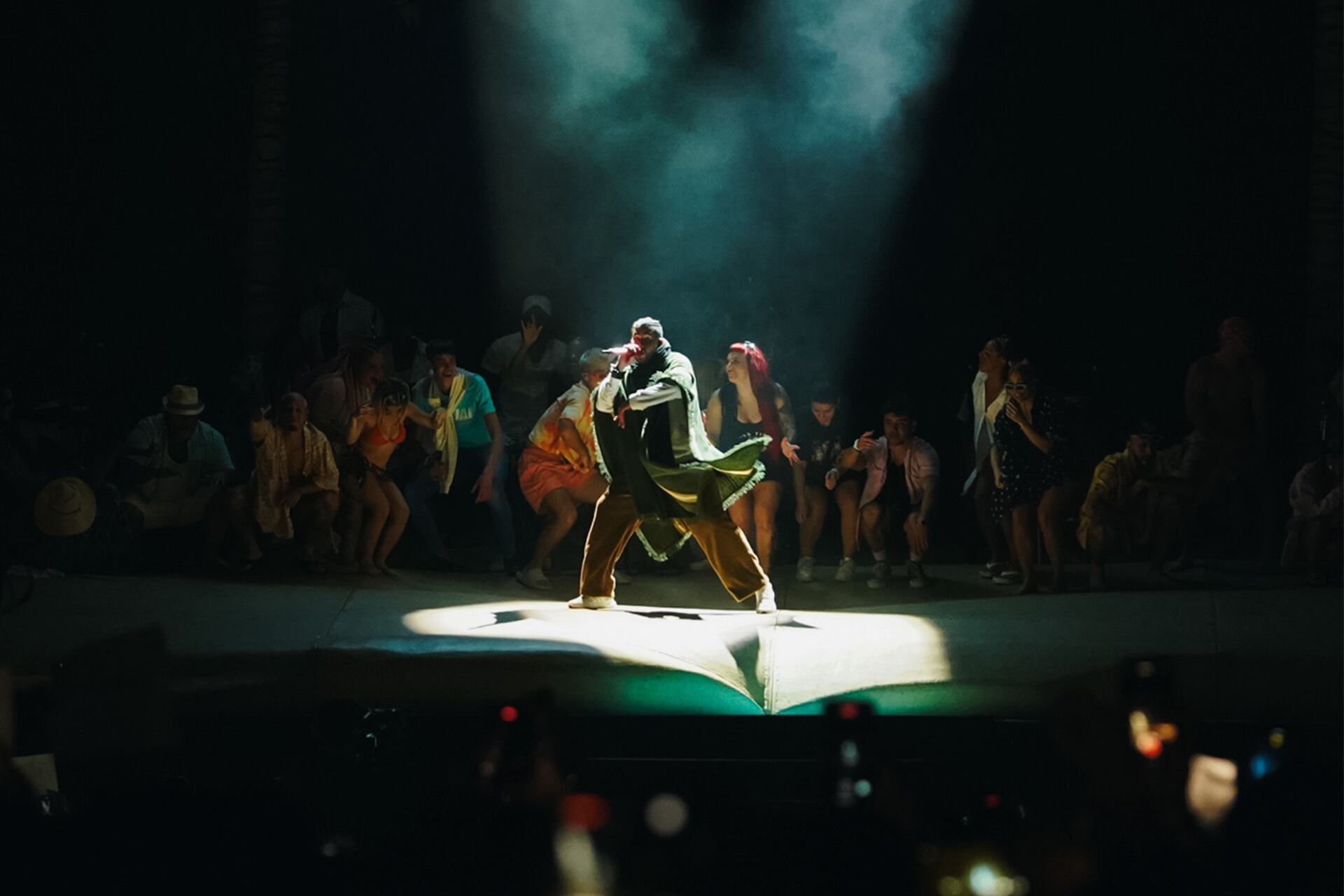 El clima influyó sobre el outfit, uno de los atributos sabidos del puertorriqueño, que saltó a escena emponchado.