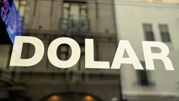 En el mercado mayorista el dólar retrocedió 1,05 peso y quedó en 37,35.