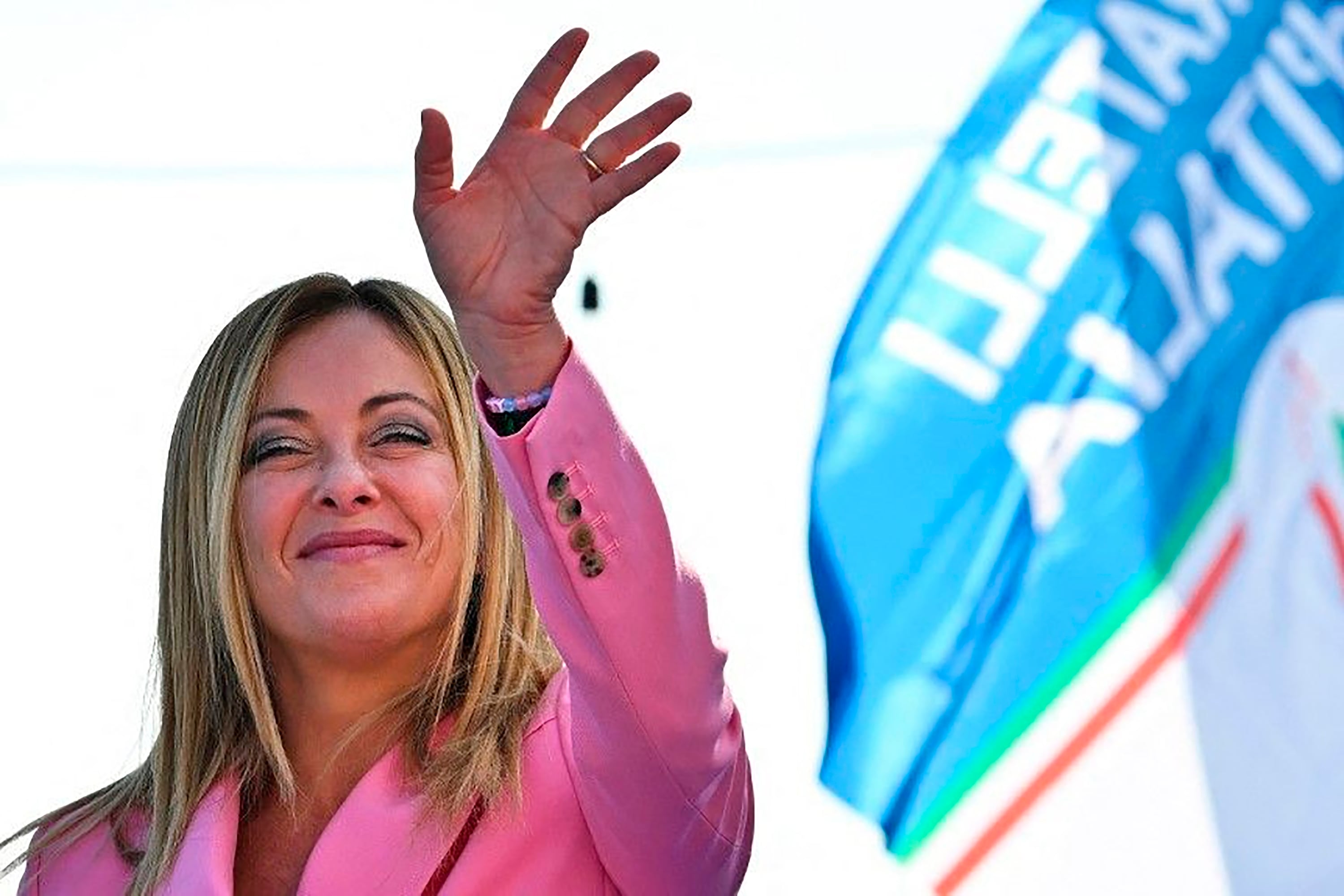 Giorgia Meloni, primera ministra de Italia, líder de una agrupación política neofascista.