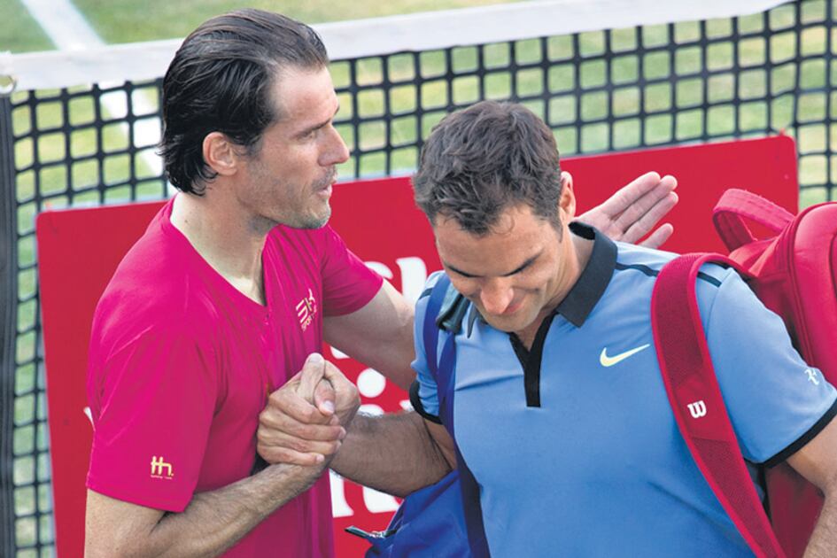 Federer se retira de la cancha luego de la derrota frente a su amigo Haas.