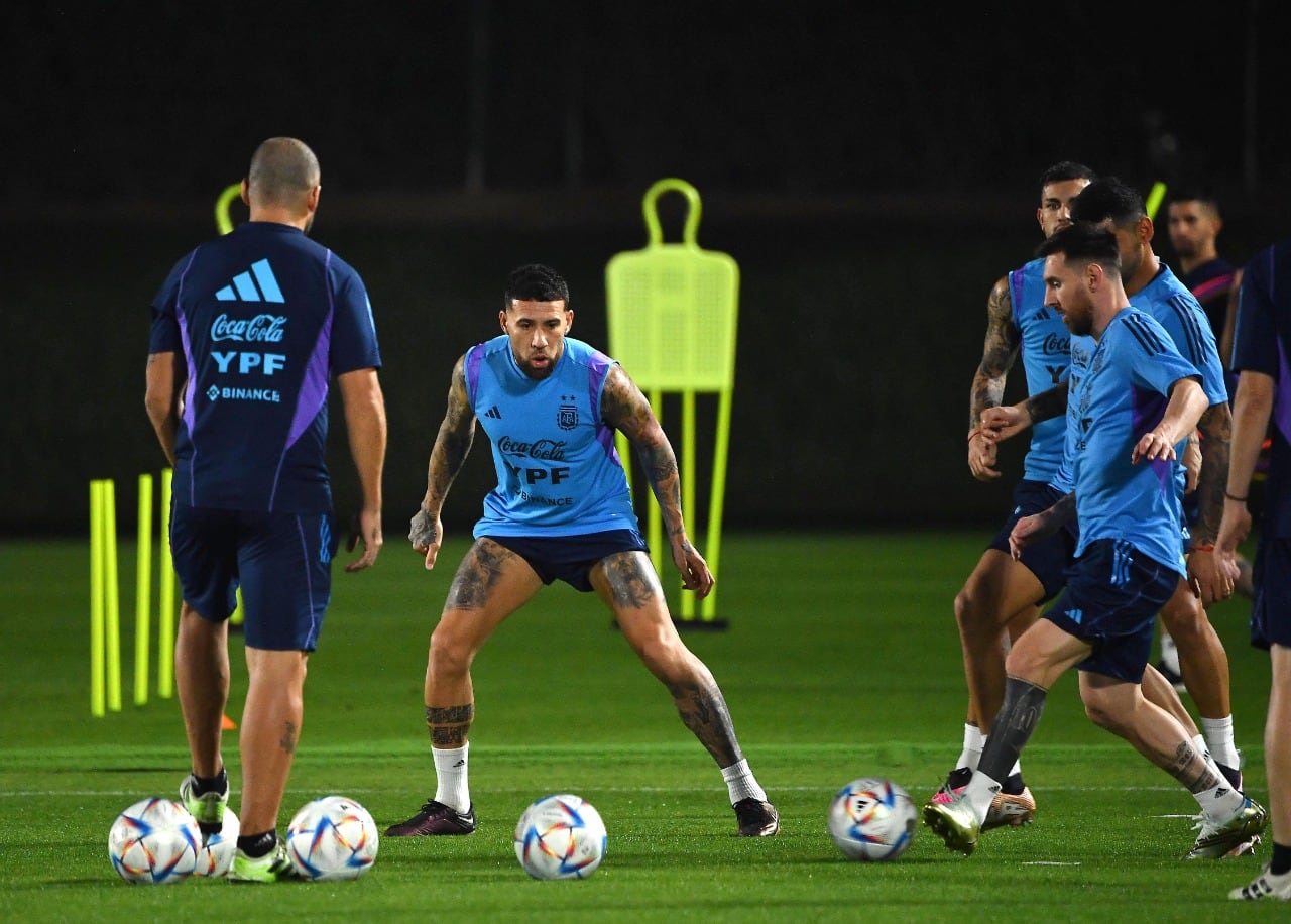 Messi toca ante la marca de Cuti Romero. Otamendi espera