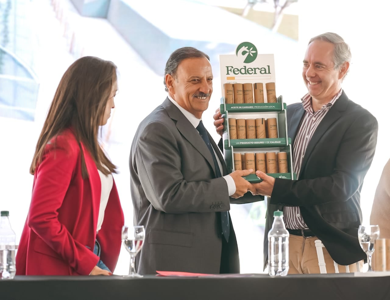 El Gobernador presentando el aceite de cannabis Federal.