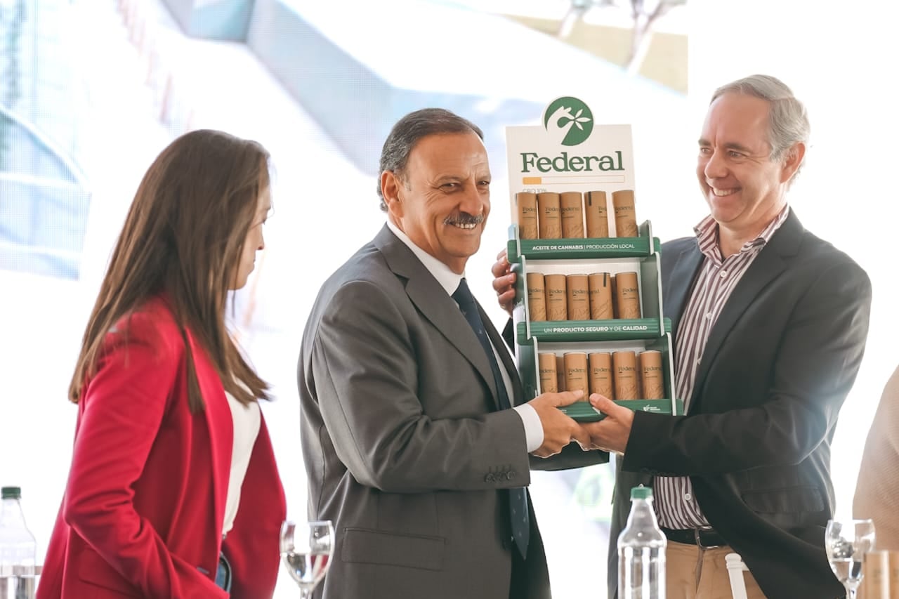 El Gobernador presentando el aceite de cannabis Federal.