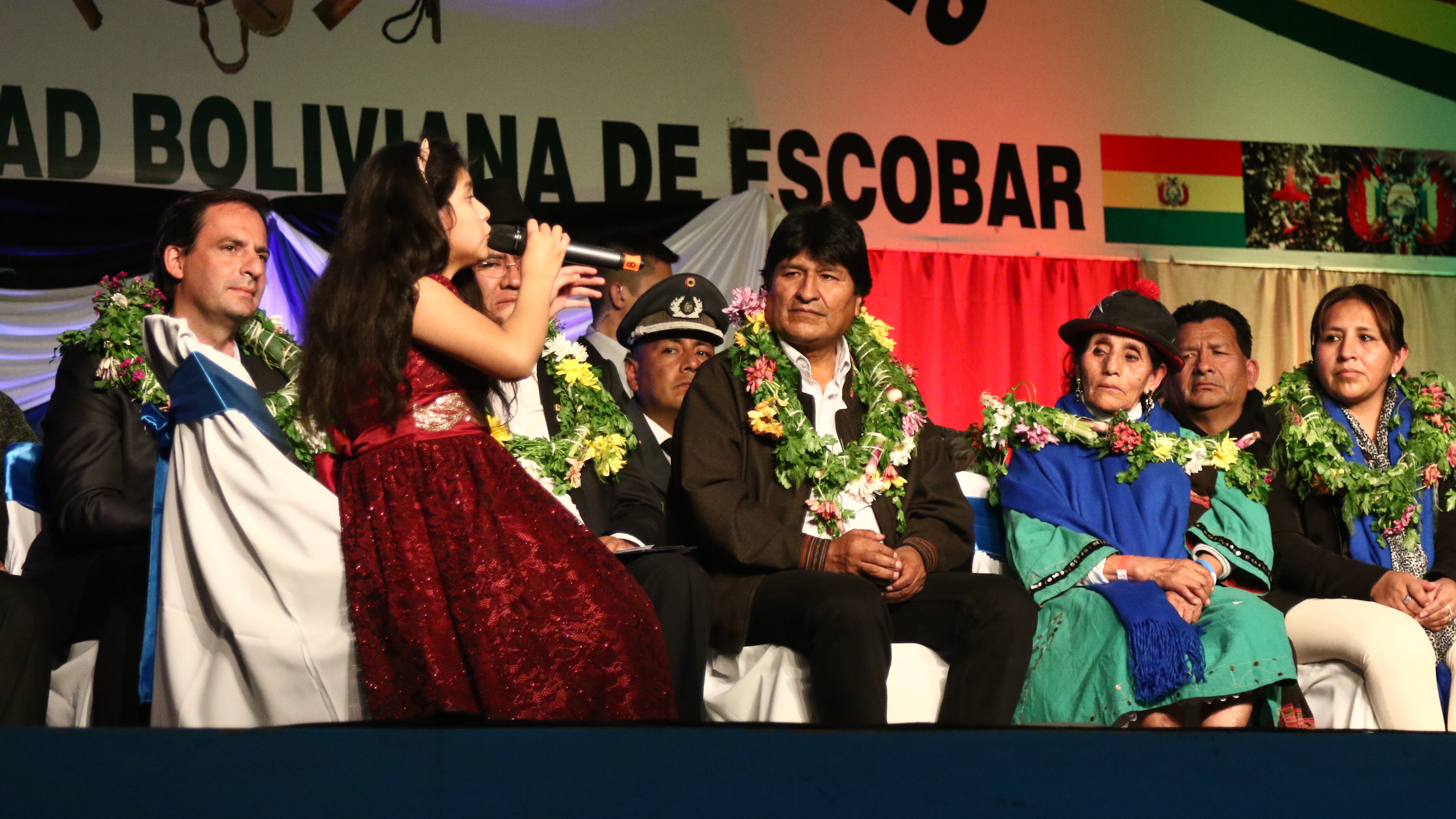 Morales escucha cantar a una niña durante el acto en el polideportivo de Escobar.