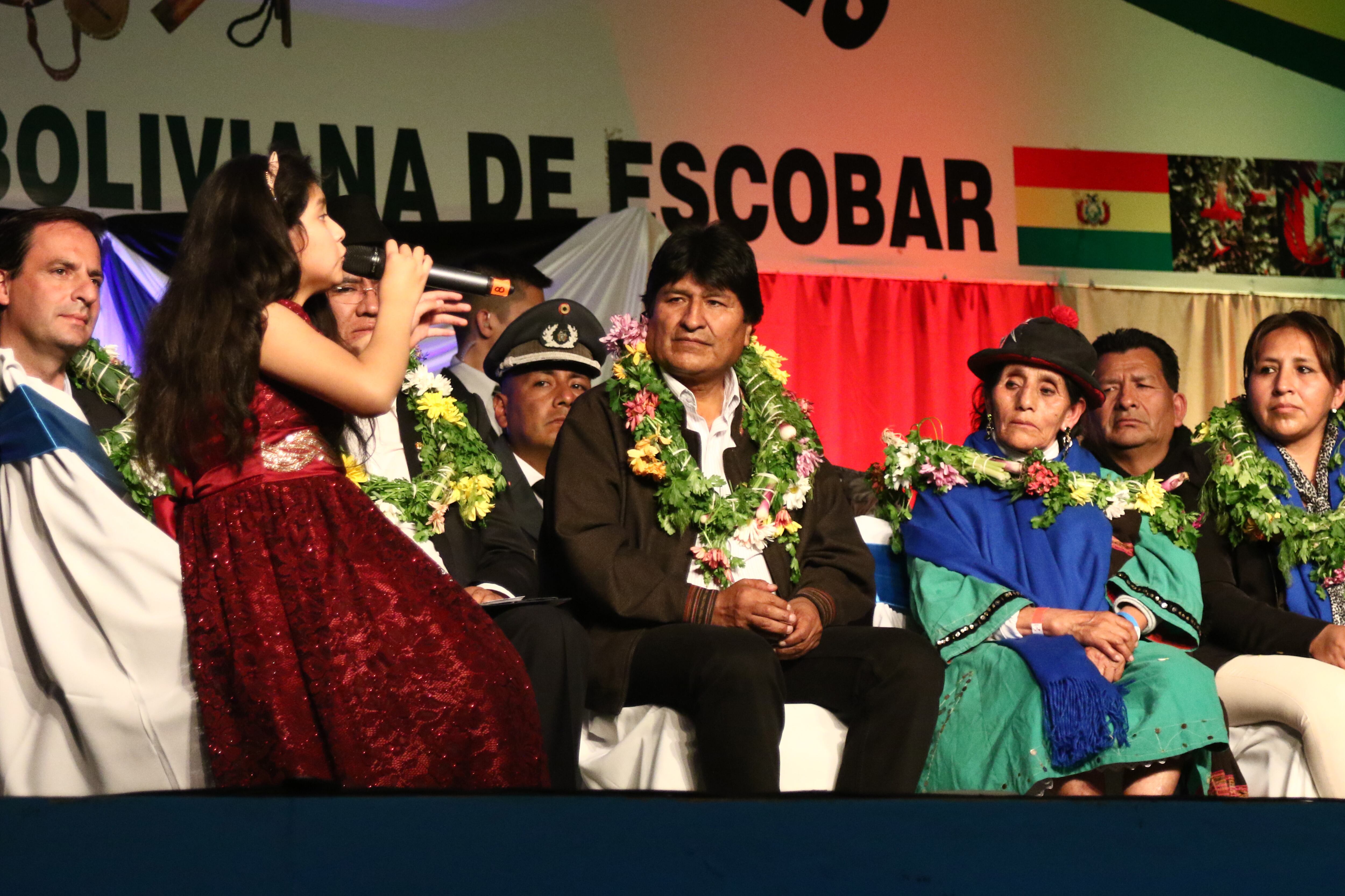 Morales escucha cantar a una niña durante el acto en el polideportivo de Escobar.