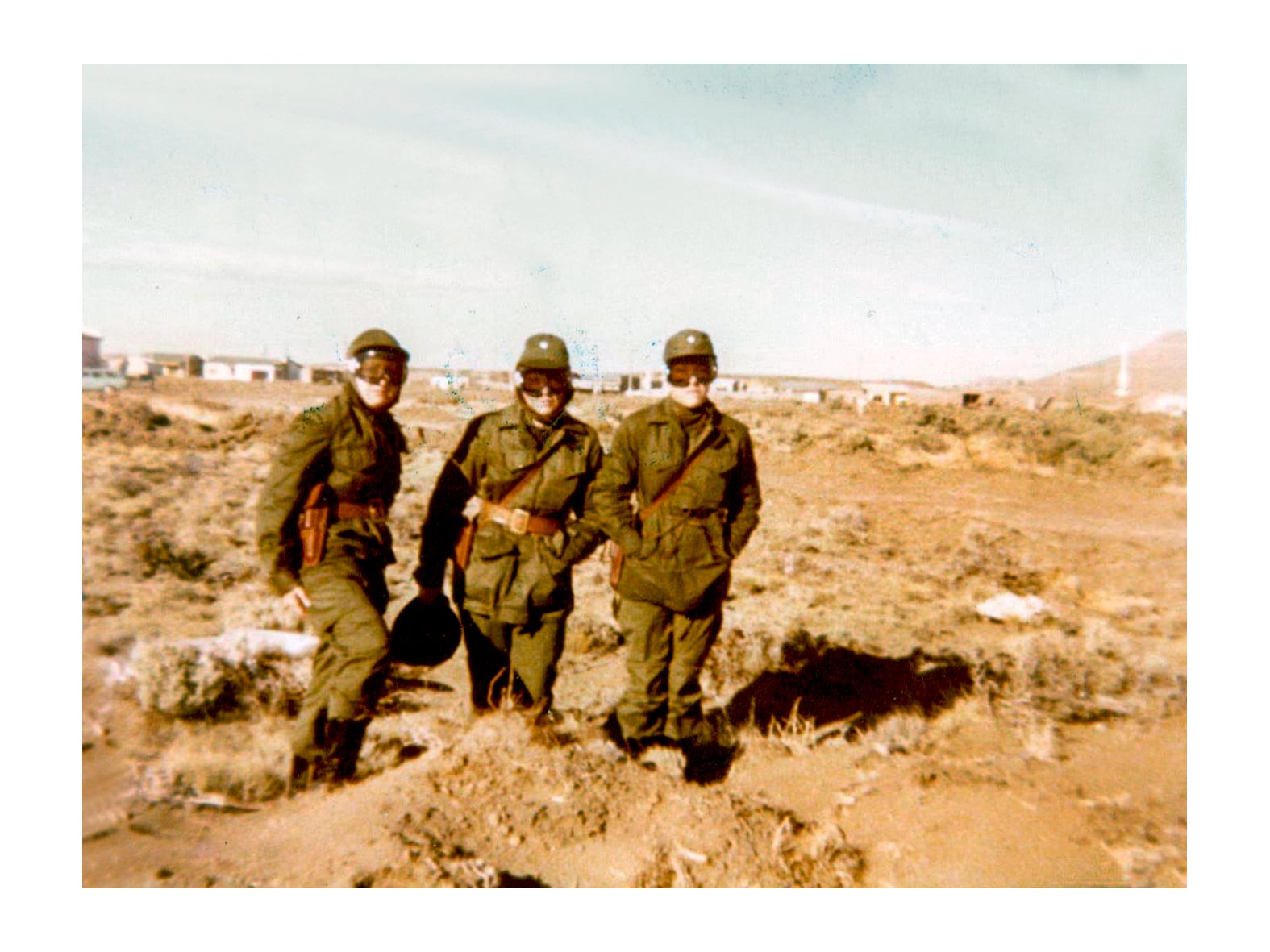 Ana Masitto, Alicia Reynoso y Stella Morales cerca del refugio. Comodoro Rivadavia, 1982.