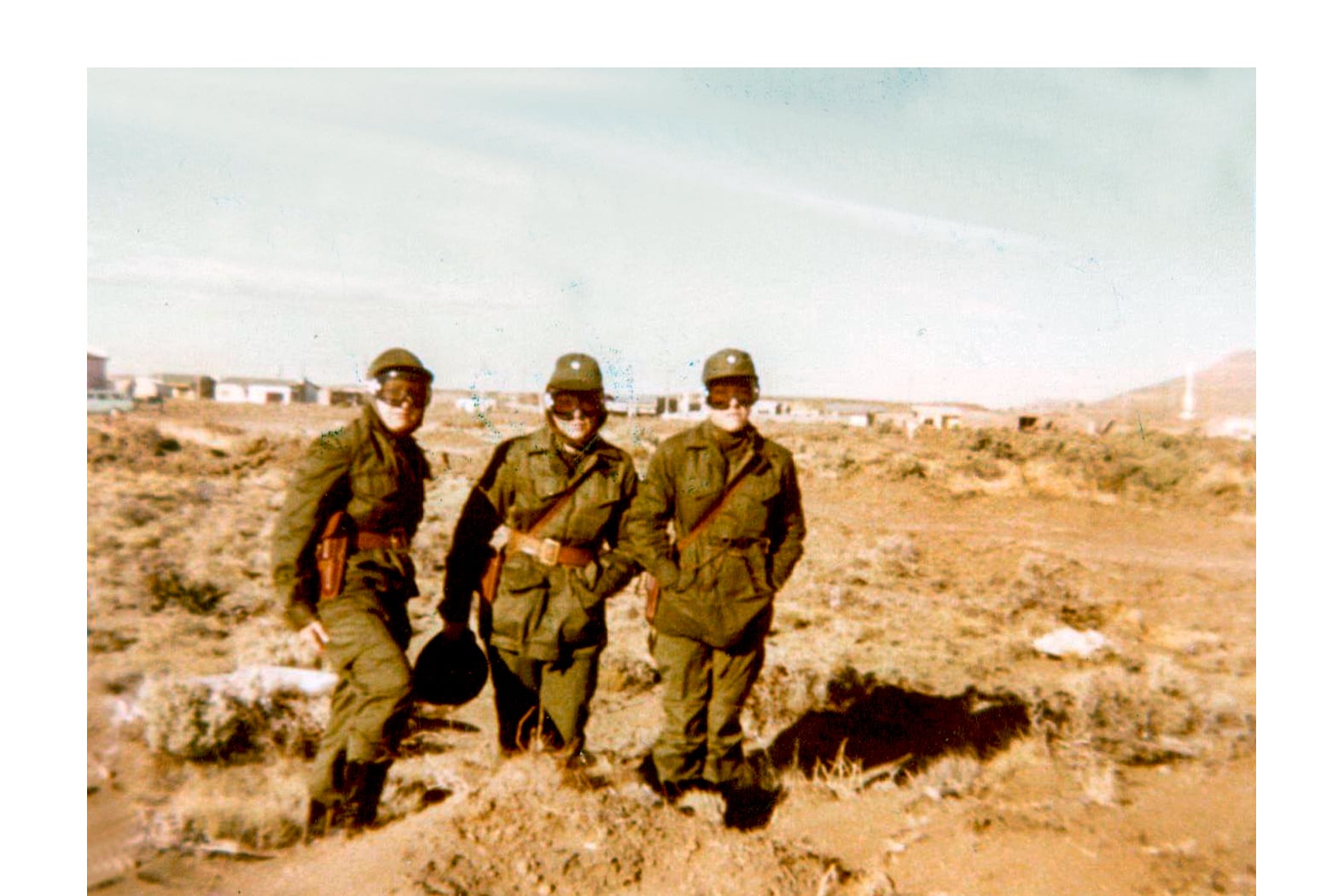 Ana Masitto, Alicia Reynoso y Stella Morales cerca del refugio. Comodoro Rivadavia, 1982.