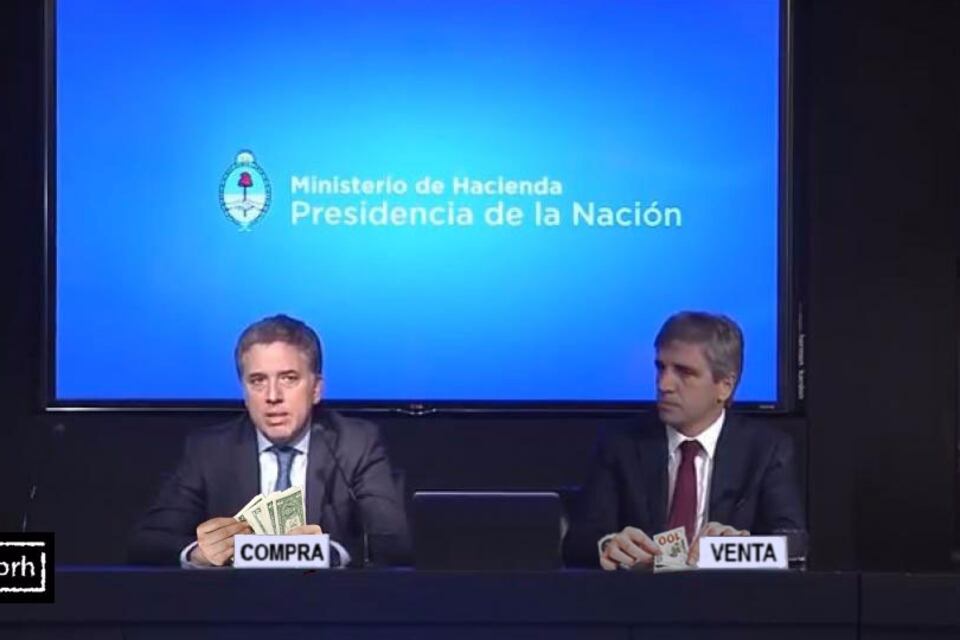 Dujovne junto a Caputo, al anunciar ayer las medidas para parar la escalada del dólar.