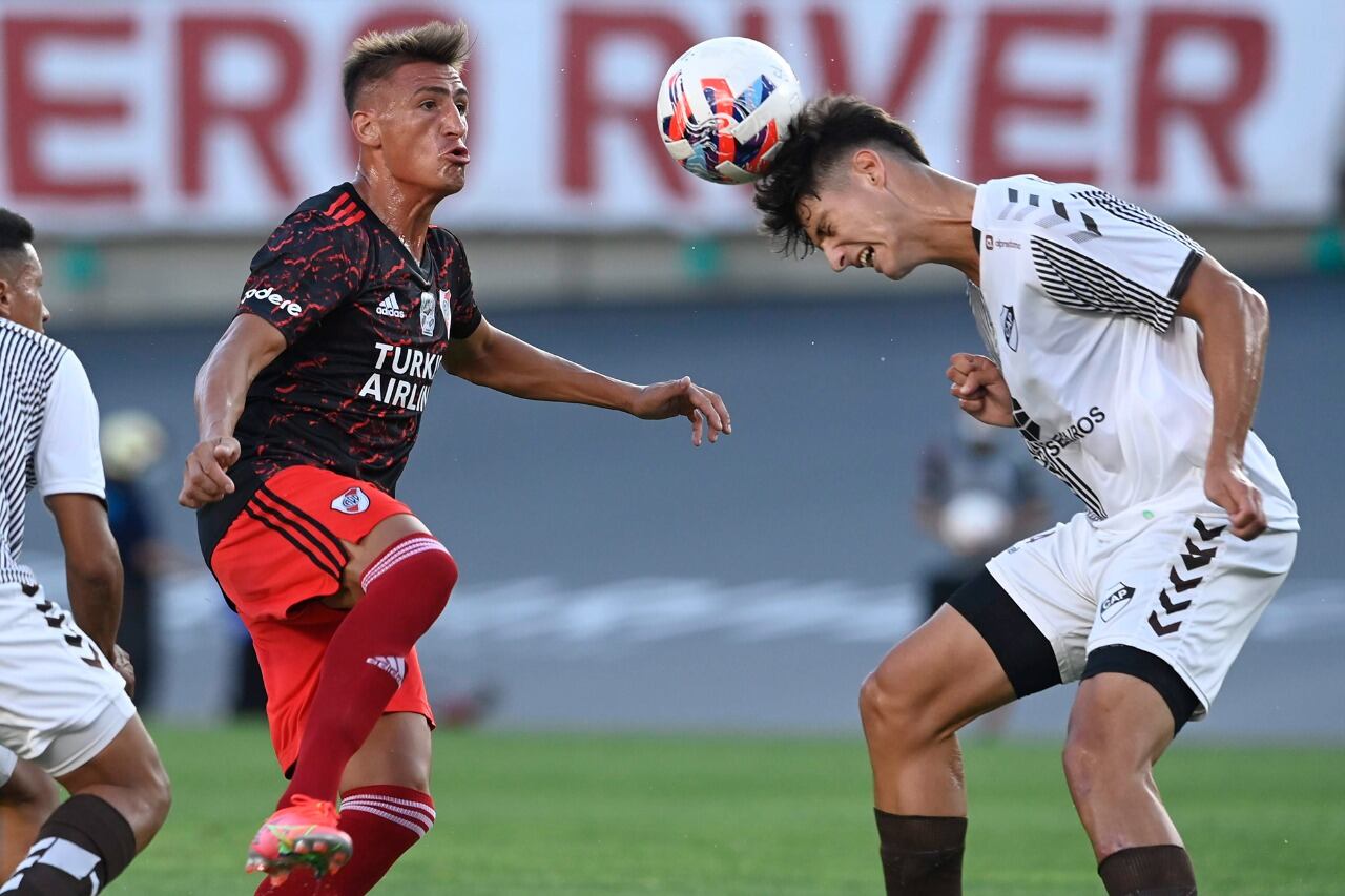 Braian Romero, autor del primer gol millonario, a la pesca del balón