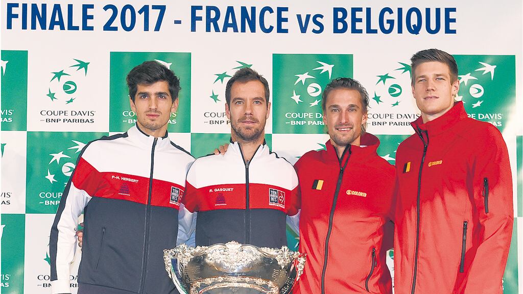 Los equipos de Francia y Bélgica durante el sorteo del orden de los partidos.