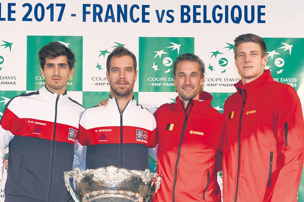 Los equipos de Francia y Bélgica durante el sorteo del orden de los partidos.