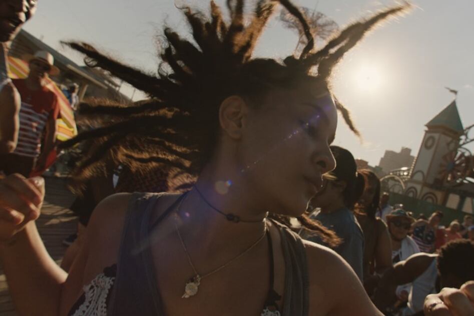 La historia de Dakota, la protagonista del film, entrelaza pasado, presente y futuro.