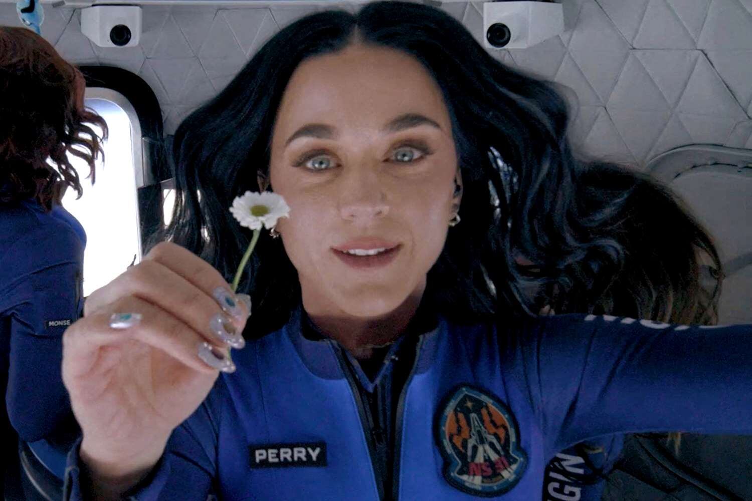 La cantante Katy Perry en su misión al espacio. “Me siento súper conectada con el amor” dijo cuando pisó suelo terrestre.