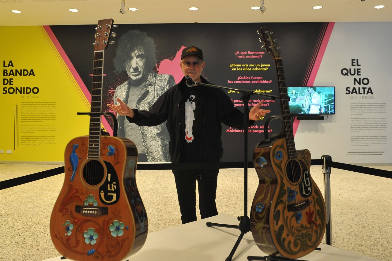 León Gieco con las dos guitarras que cedió para la muestra.