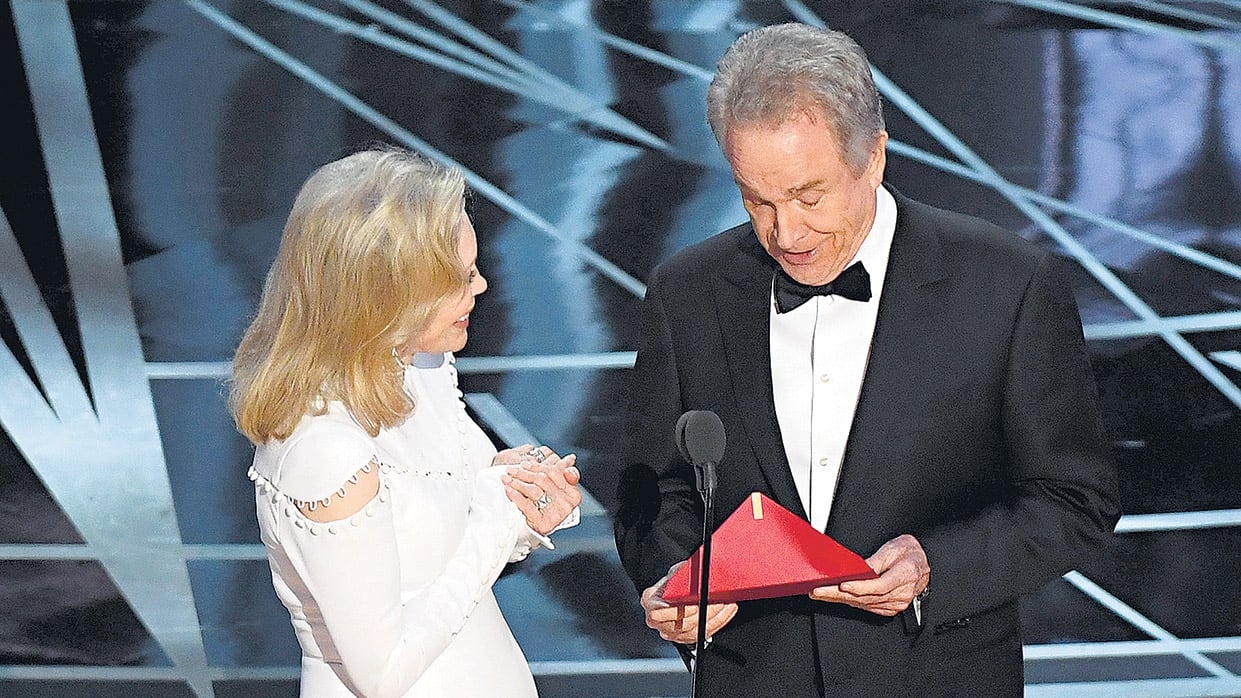 Faye Dunaway y Warren Beatty, el año pasado, en el momento del error que hizo historia.