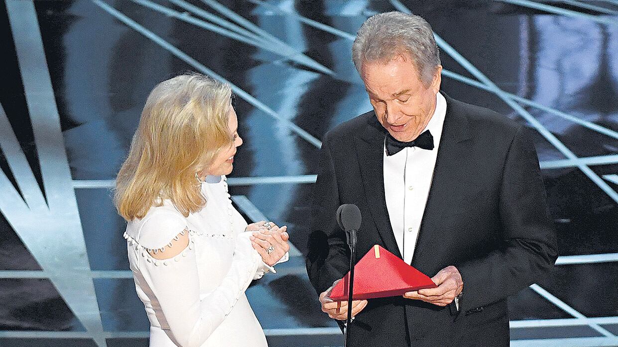 Faye Dunaway y Warren Beatty, el año pasado, en el momento del error que hizo historia.