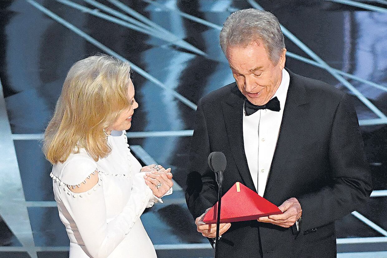 Faye Dunaway y Warren Beatty, el año pasado, en el momento del error que hizo historia.