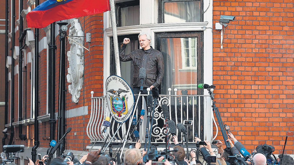 Assange en el balcón de la embajada ecuatoriana en Londres en mayo de 2017.