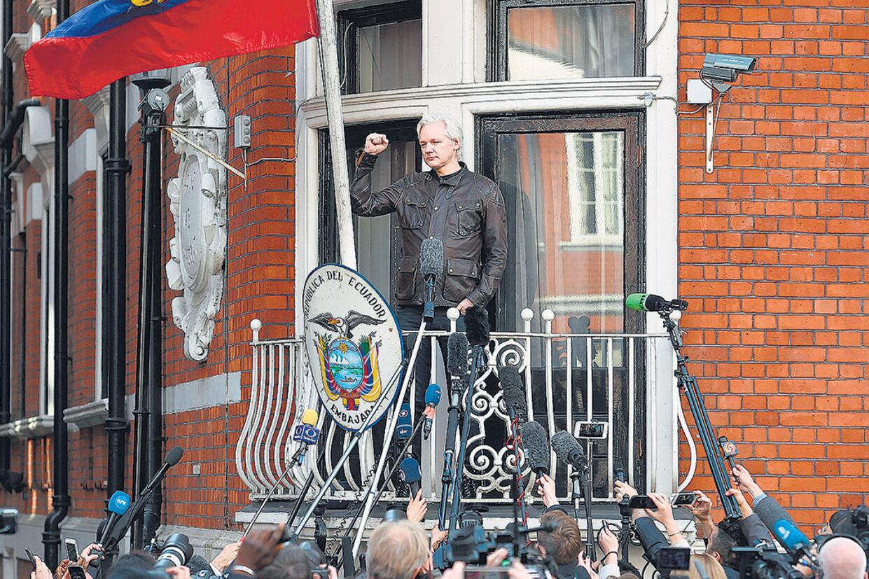 Assange en el balcón de la embajada ecuatoriana en Londres en mayo de 2017.