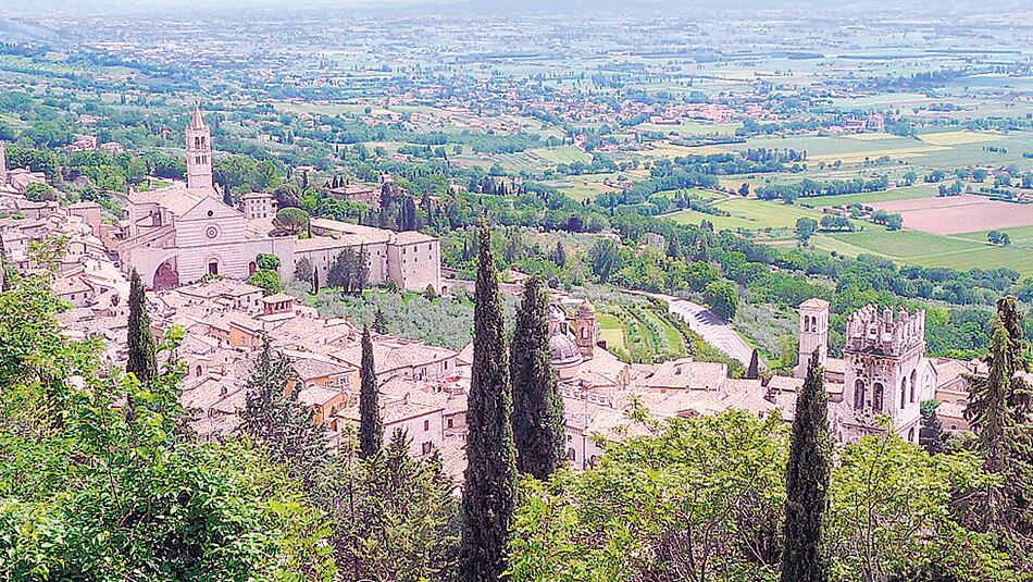 Vista sobre la ciudad vieja de Asís, construida sobre las colinas de Umbria.