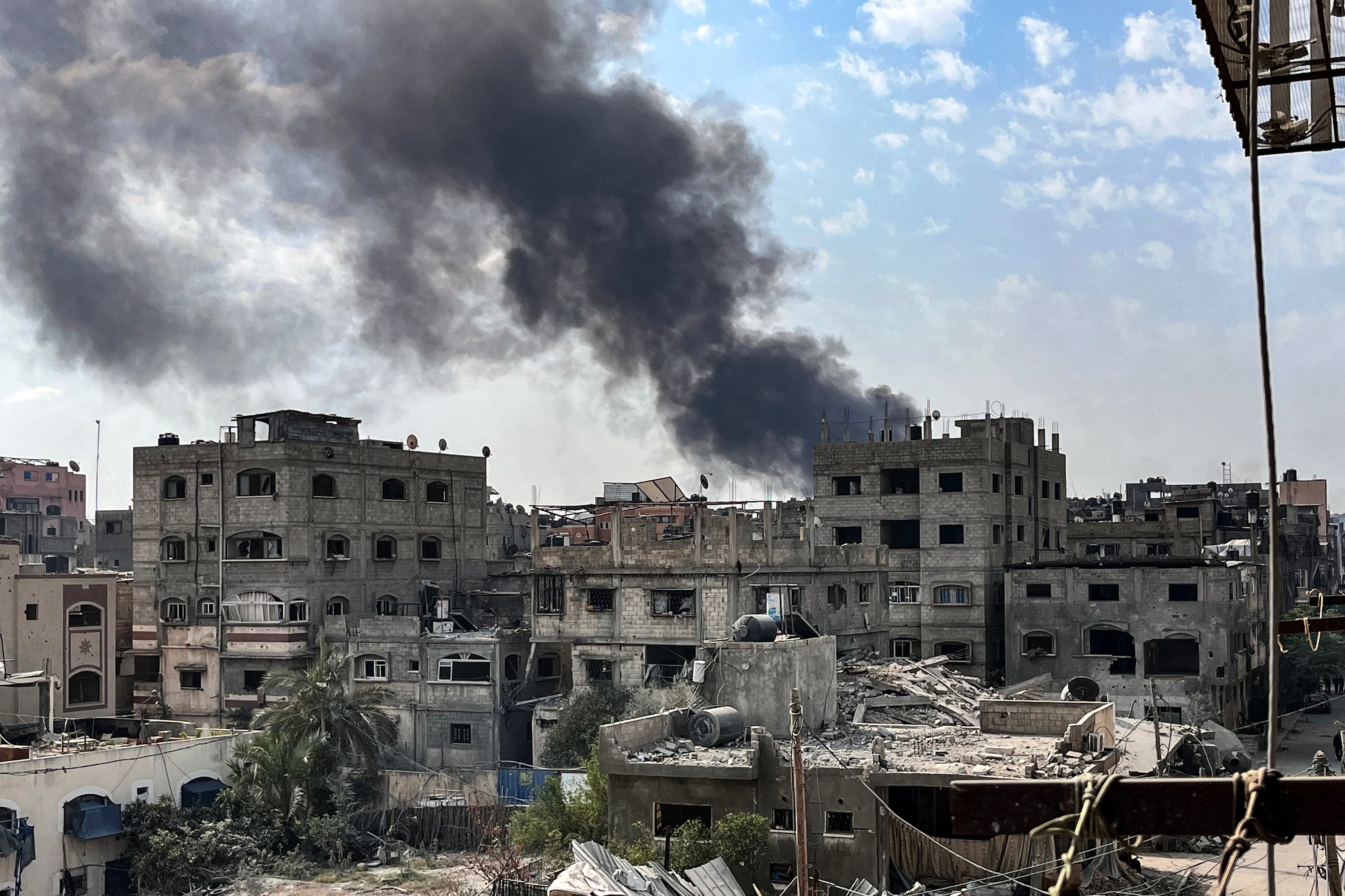 Bombardeo israelí en la devastada ciudad de Jabalia, norte de Franja de Gaza.