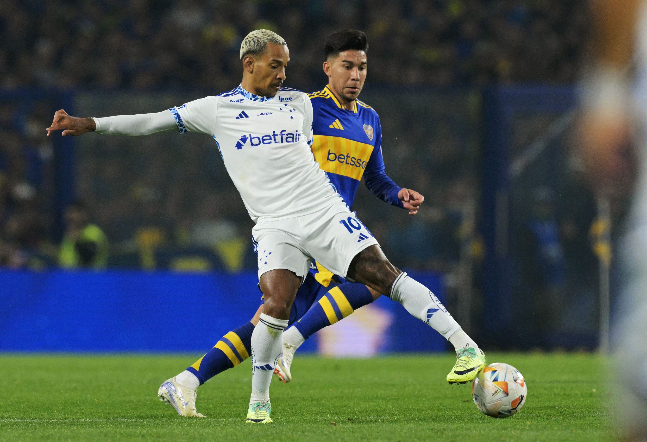 Pol Fernández, marcando al habilidoso Matheus Pereira