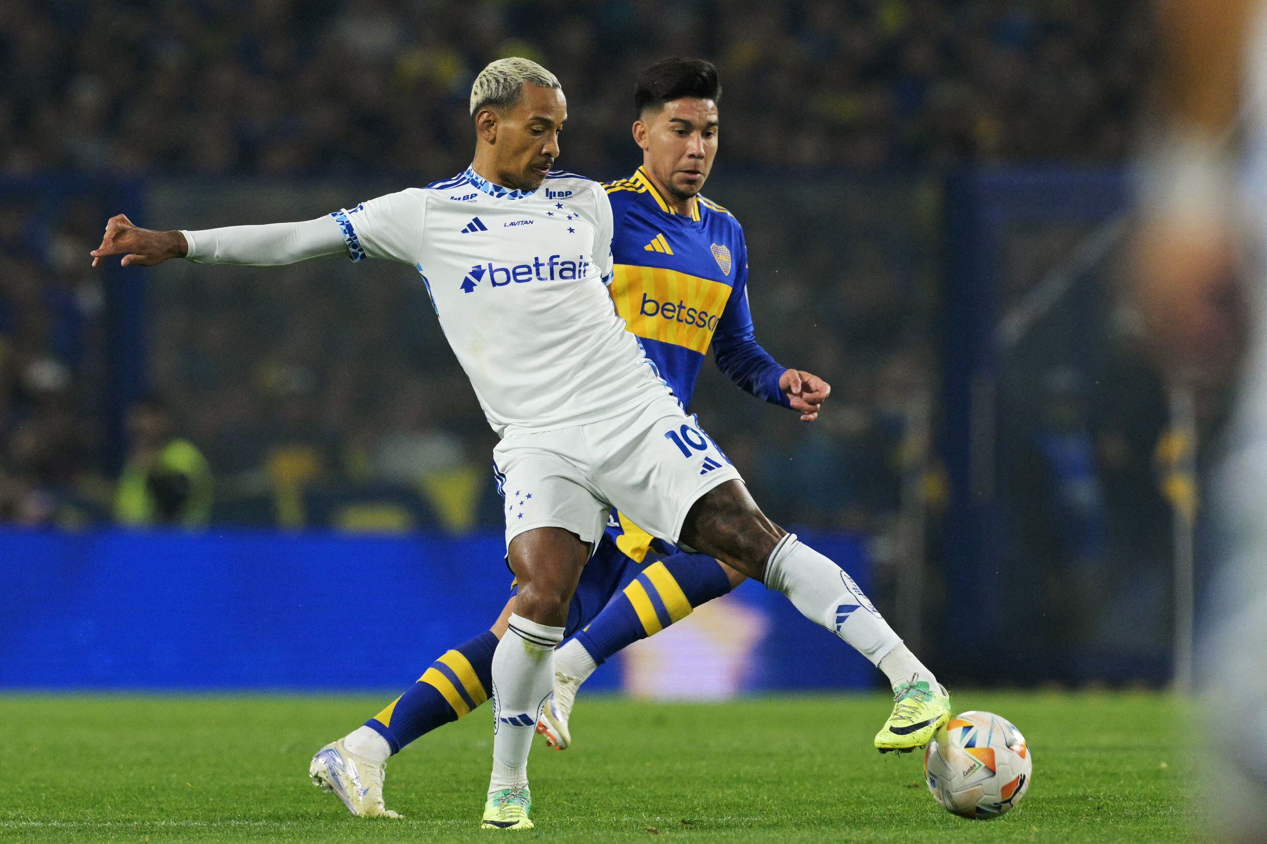 Pol Fernández, marcando al habilidoso Matheus Pereira