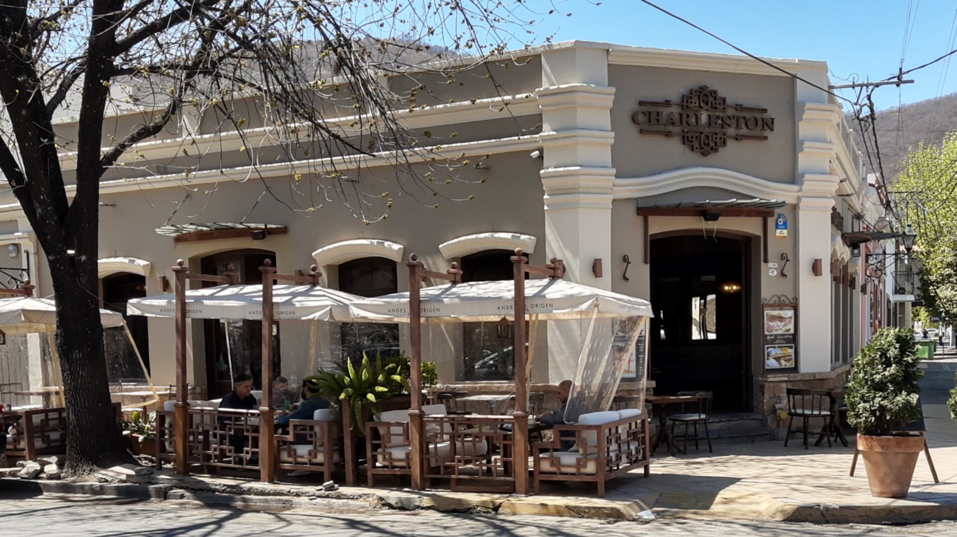 Gastronómicos venían trabajando solamente con las mesas en la vereda