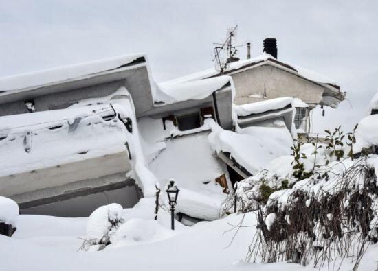Los bomberos esperan encontrar más sobrevivientes en la zona del bar del hotel.