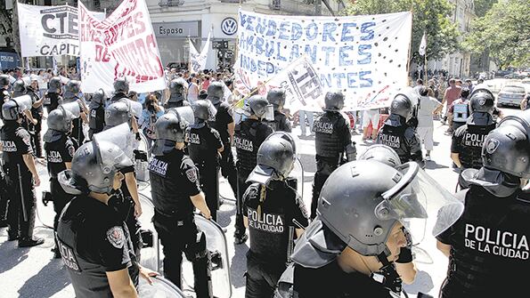 “No desaparezcan nuestros trabajos”, decía la larga bandera que encabezó la manifestación.