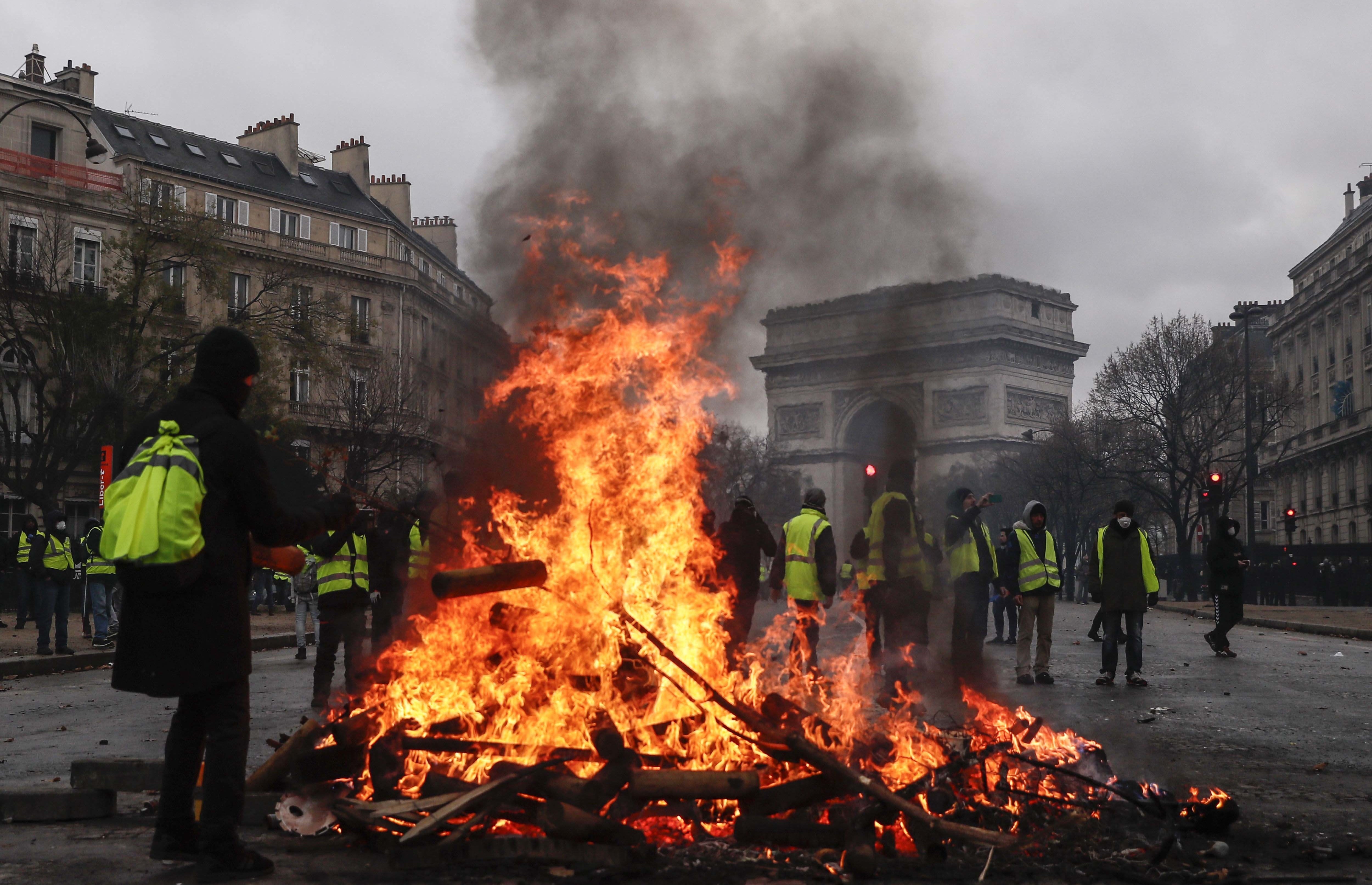 Una barricada cerca del Arco de Triunfo.