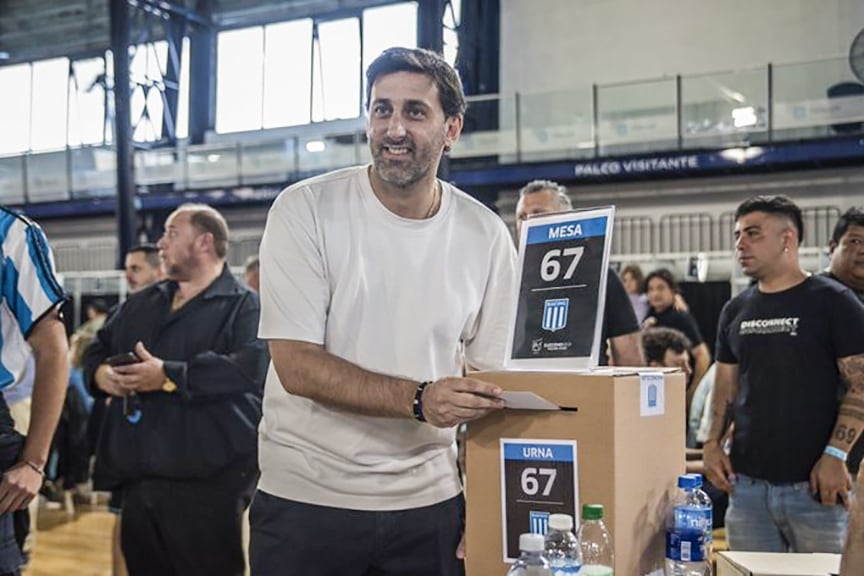 Diego Milito, emite su voto para convertirse en presidente de Racing.