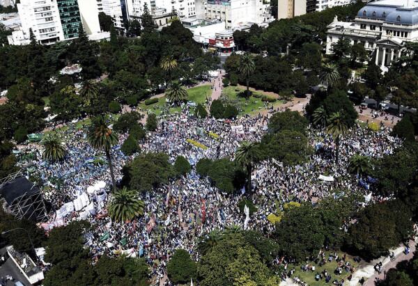 Hoy hubo una masiva movilización de docentes en La Plata.