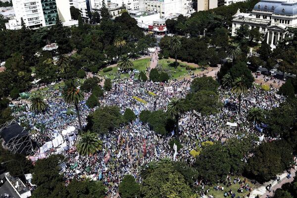 Hoy hubo una masiva movilización de docentes en La Plata.