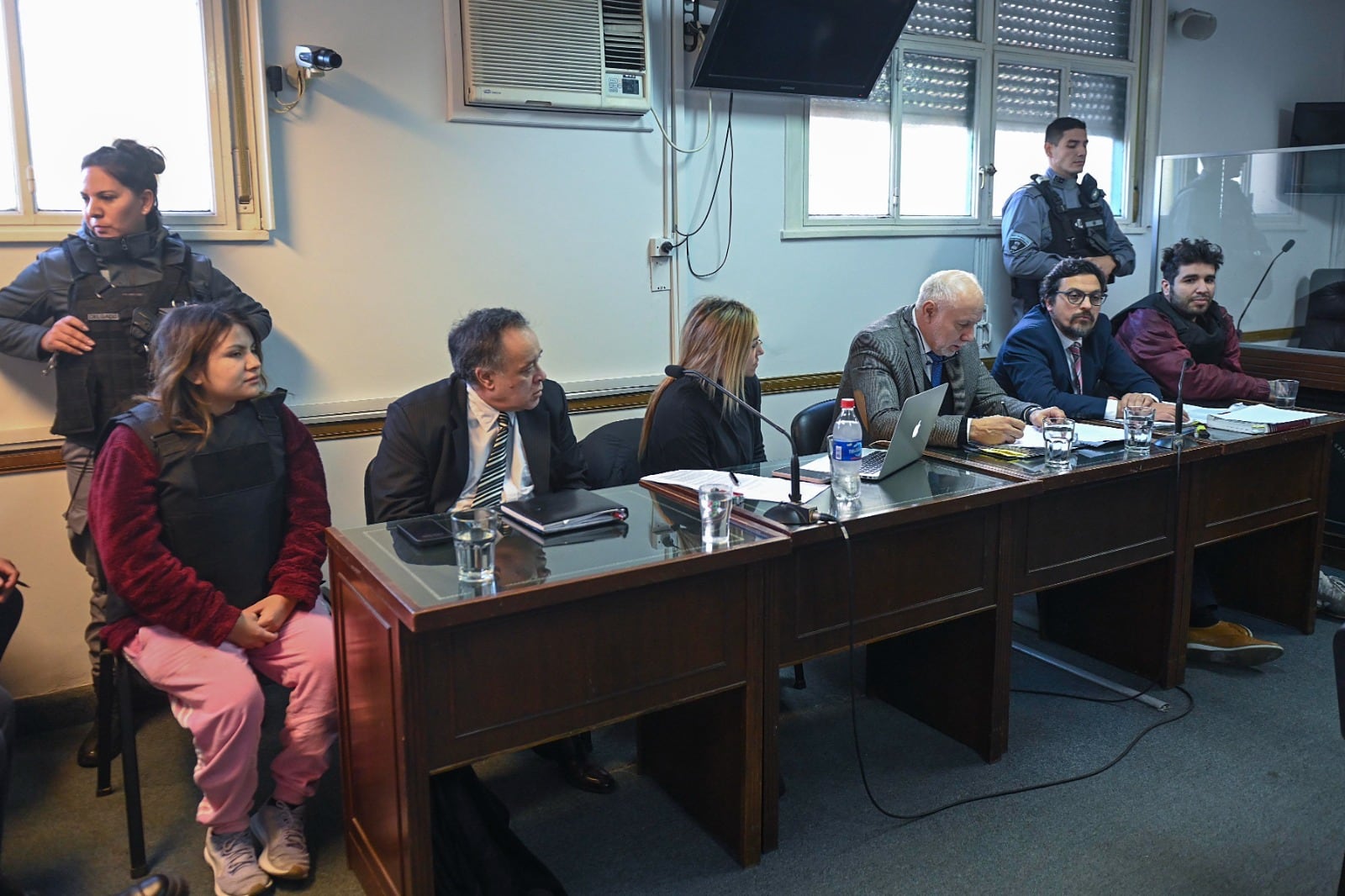 La audiencia en San Martín de espaldas a las ventanas y en la que nunca se miraron.