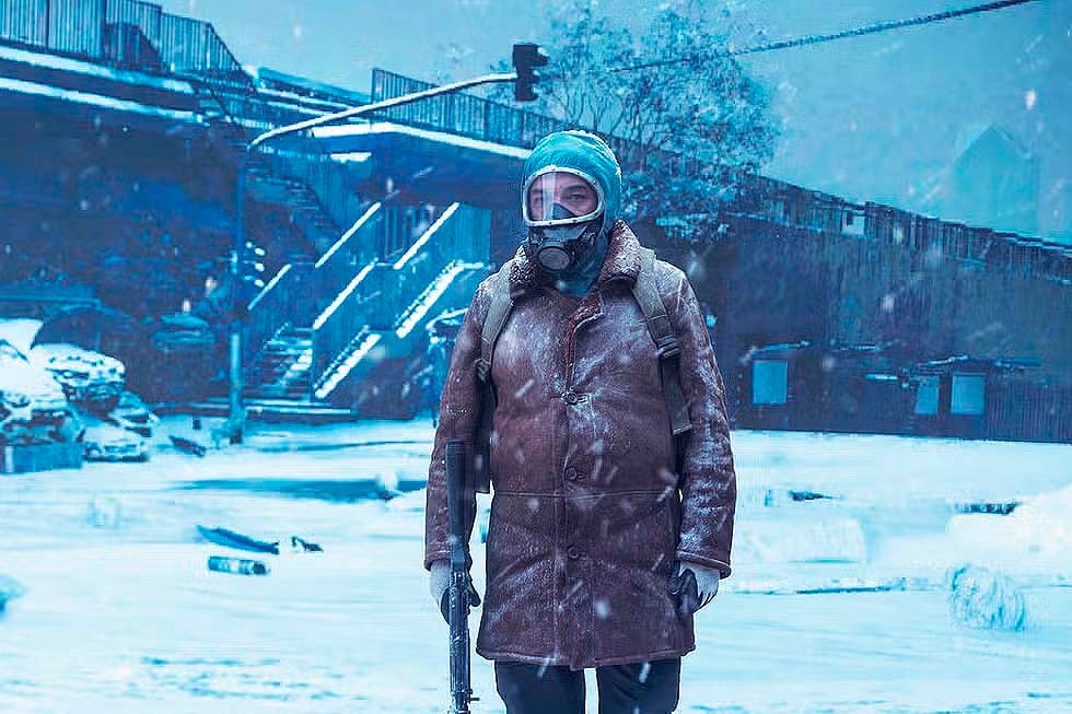 Juan Salvo, de espaldas a la General convertida en una muralla de autos apilados.