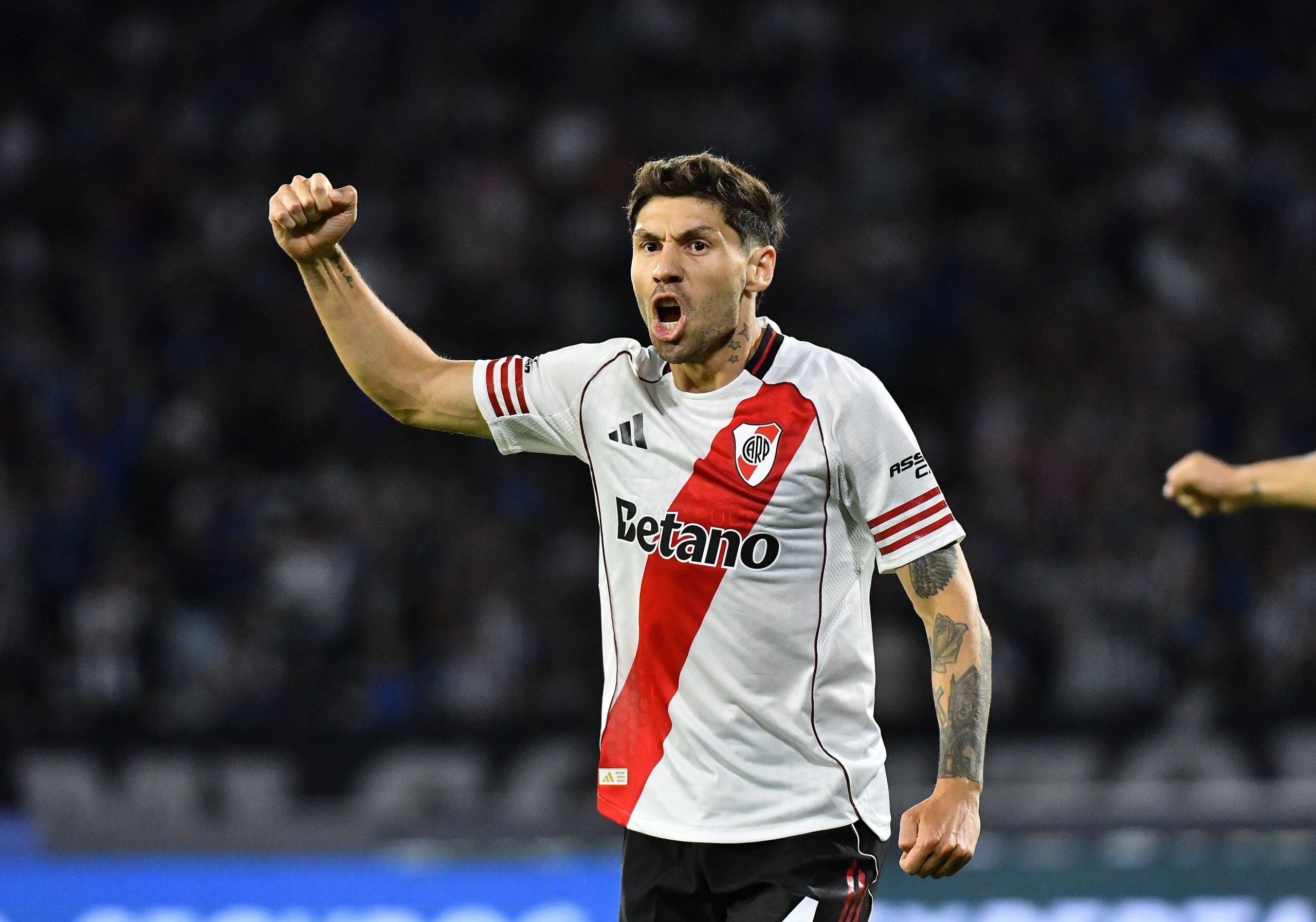 Montiel celebra el gol que abrió el camino de la victoria