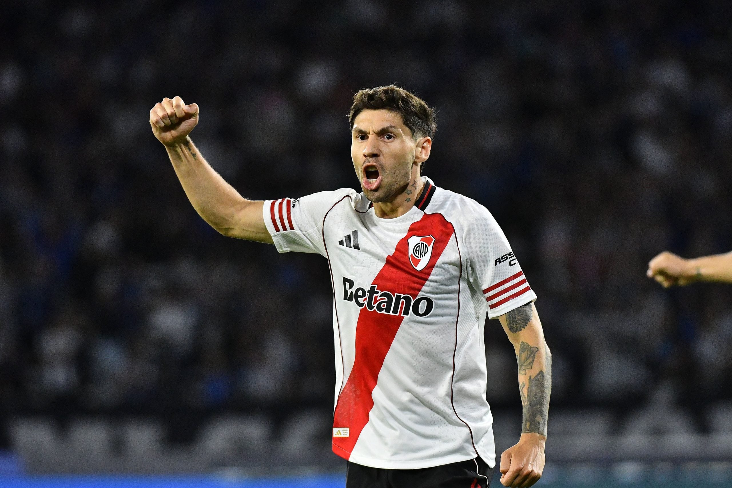 Montiel celebra el gol que abrió el camino de la victoria