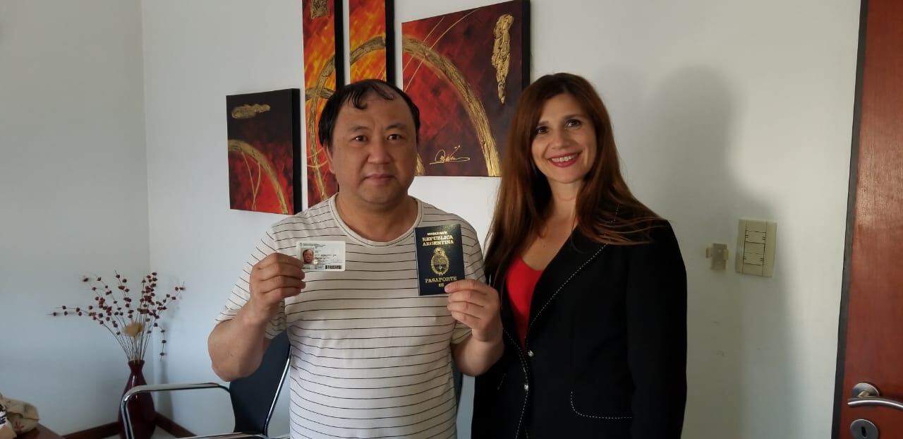 La abogada Déborah Huczek y el ex apátrida Wei Jía.