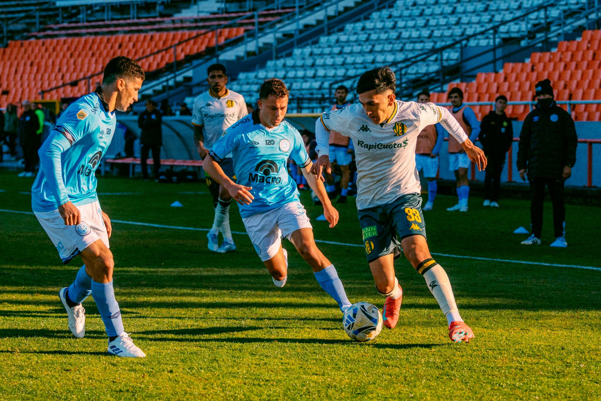 Saravia maneja el balón entre dos rivales